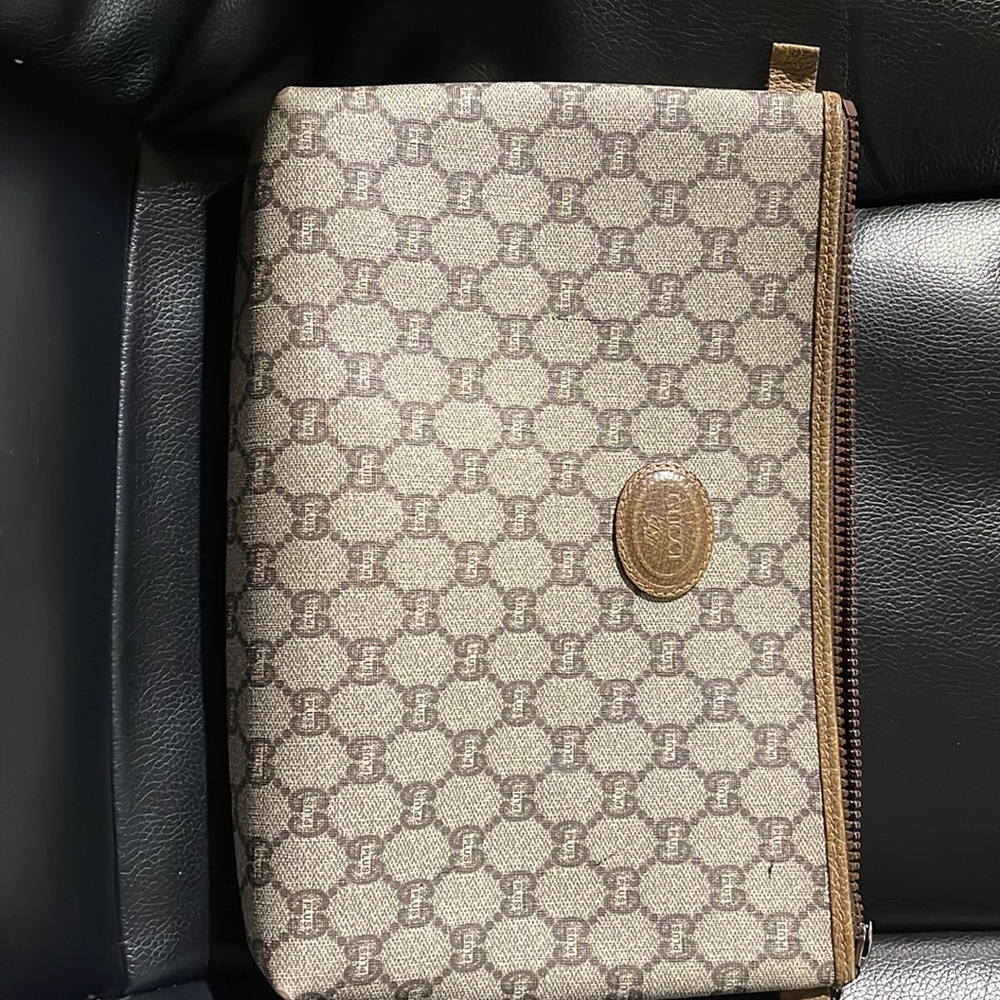 Used Gucci clutch bag, Very clean and good condition.